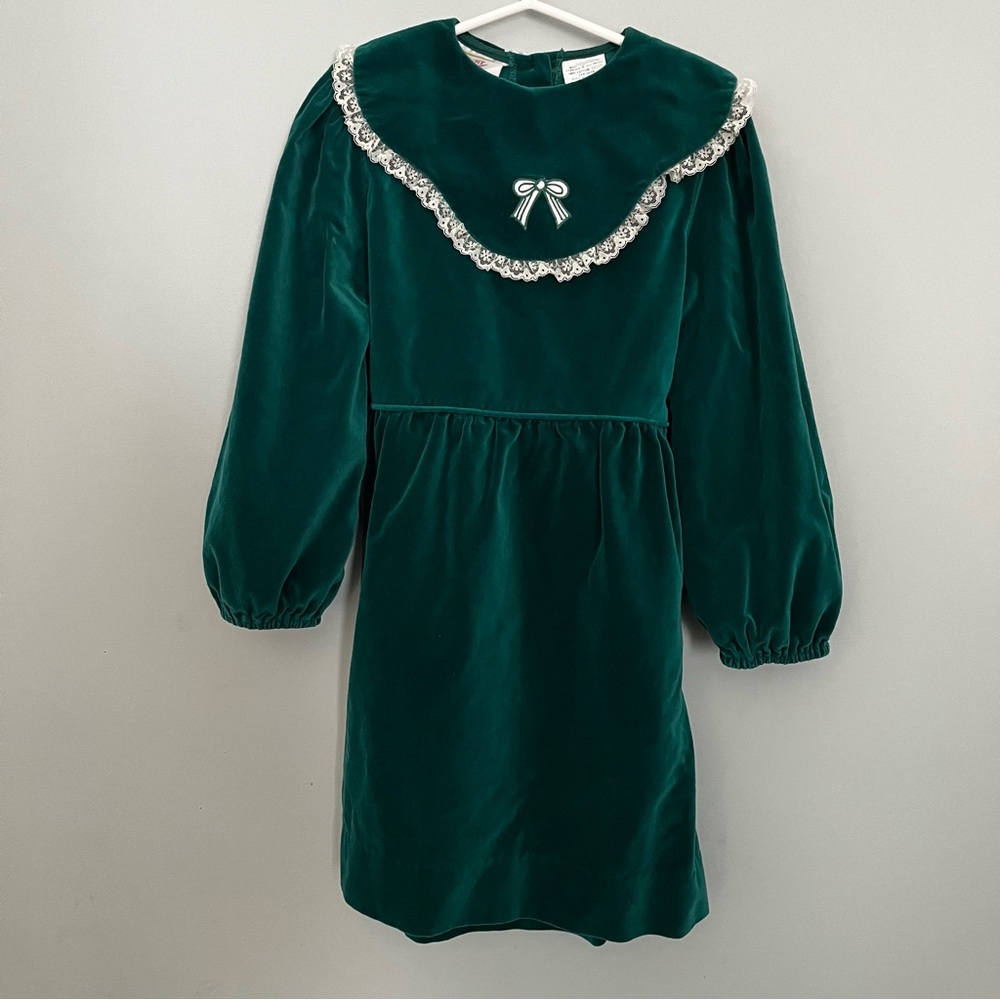 Sweetest Vtg Little Girls’ Green Velvet Dress Lace Collar Back Buttons & Tie 6X